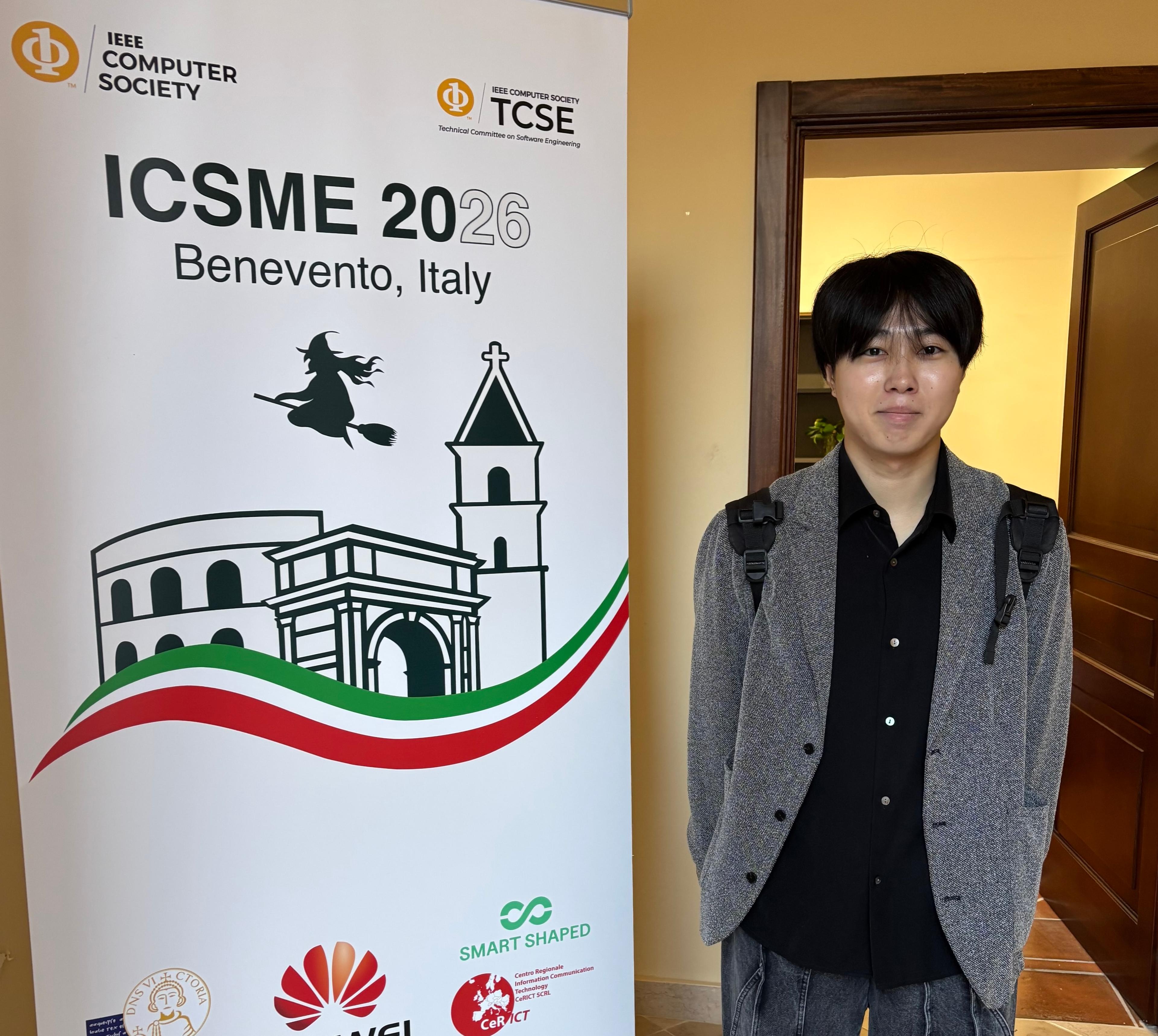 大藤さんはReplication and Negative Results trackで採択された論文“On the Reproducibility of Quantum Software Defect Datasets: A Case Study of Bugs4Q”の内容を発表しました．この研究は，量子プログラムの代表的なバグデータセットであるBugs4Qの再現性を，合計77,700回の実行によって調べたものです．その結果，Bugs4Qの再現性は，Qiskit v0.20.1での62.2%から，v2.3.1では16.2%まで低下することを明らかにしました．